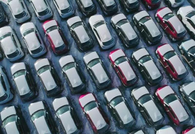 صدها دستگاه خودروی تسلا در یک پارکینگ خالی در مرکز خرید انباشته شده اند