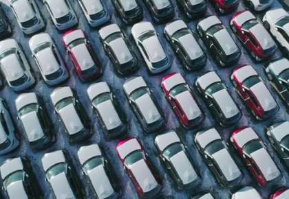 صدها دستگاه خودروی تسلا در یک پارکینگ خالی در مرکز خرید انباشته شده اند